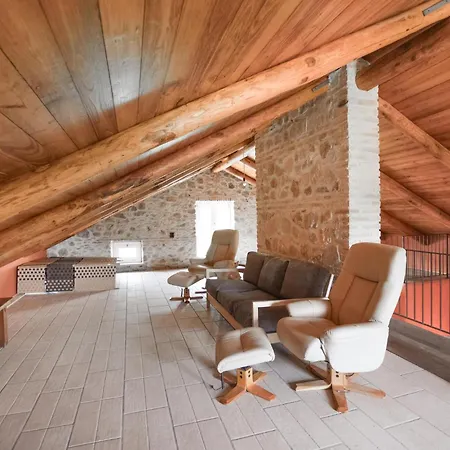 4 Bedroom Gorgeous In Holiday home *