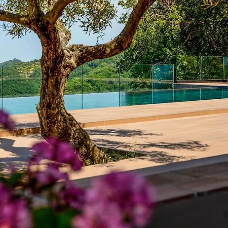 4 Bedroom Gorgeous In Holiday home *